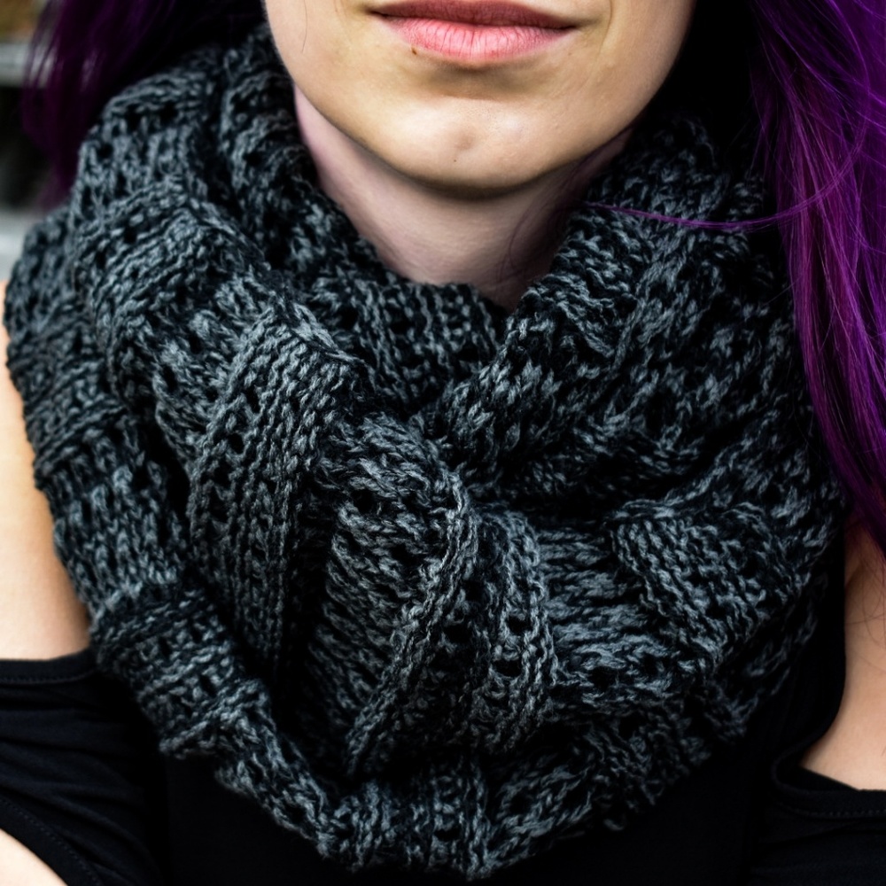 SMOKY WINTER GRAY & BLACK INFINITY SCARF